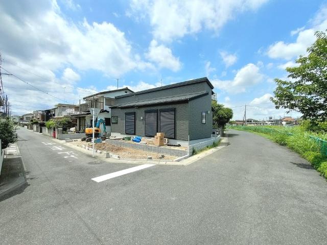 吉川市新栄1丁目　新築戸建 前面道路含む現地写真