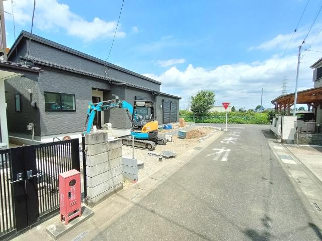 吉川市新栄1丁目　新築戸建 前面道路含む現地写真