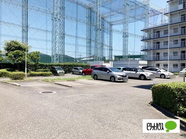 ハイラーク三郷 駐車場