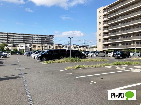 メイツガーデンズ三郷中央フロントコート 駐車場