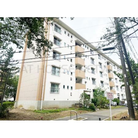 閑静な住宅街に所在してます。