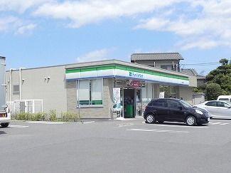 ファミリーマート：700m