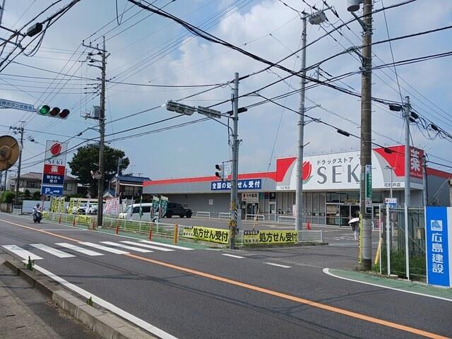 ドラッグストアセキ花野井店：409m