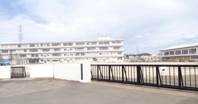 取手市立藤代小学校：561m