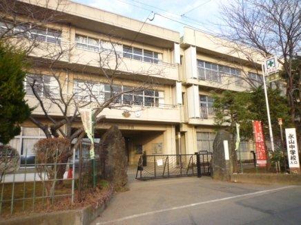 取手市立永山中学校：464m