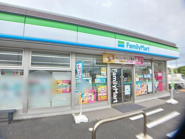 ファミリーマート：680m