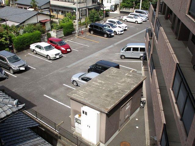 リバーシャトー（405） 駐車場