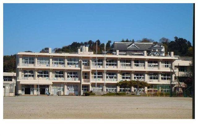 笠間小学校：900m