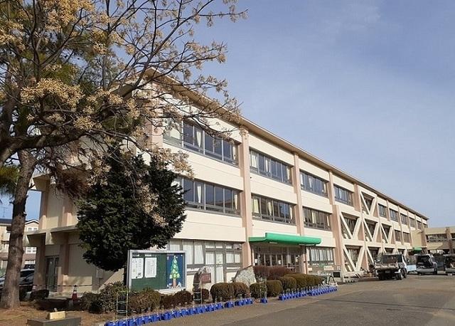 吉田小学校：300m