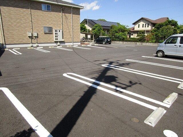 スイート　レイ（204） 駐車場