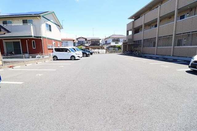 グランシャリオ（103） 駐車場