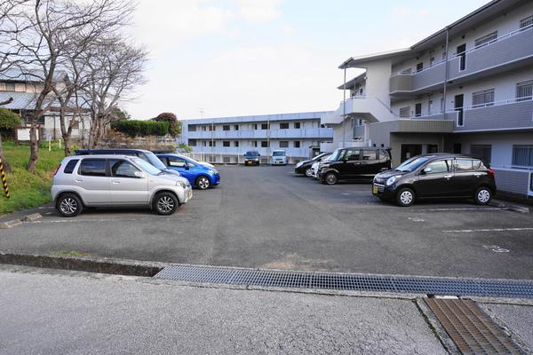 ハイツ鹿持（101） 駐車場
