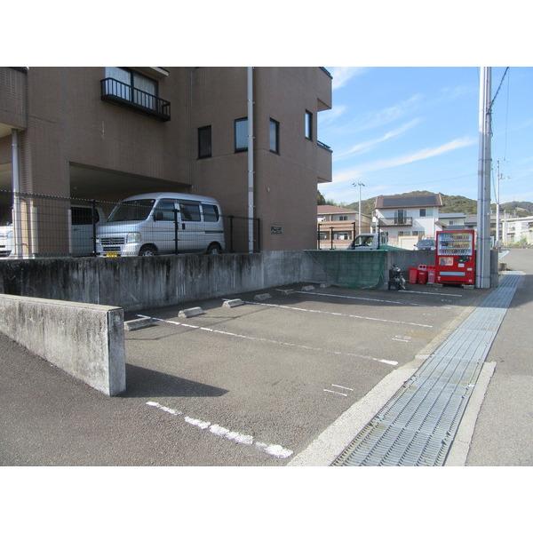 メゾンロンドゥ・トワ（302） 駐車場