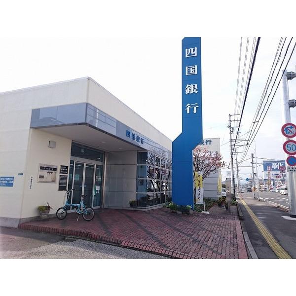 四国銀行かづらしま支店：477m