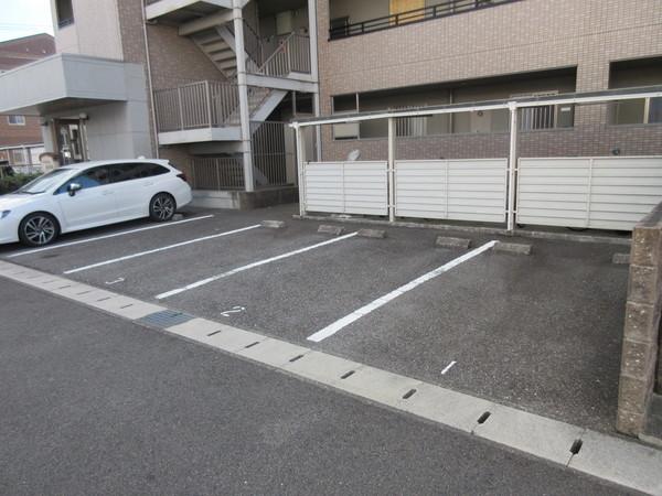 フィネス南川添（104） 駐車場