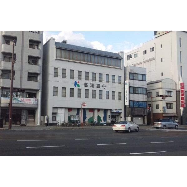 高知銀行西支店：369m