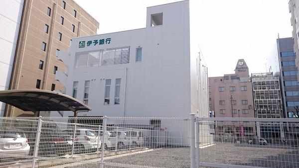 伊予銀行高知支店：372m