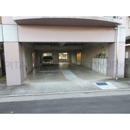 エトワール弥生町 外観写真3 駐車場