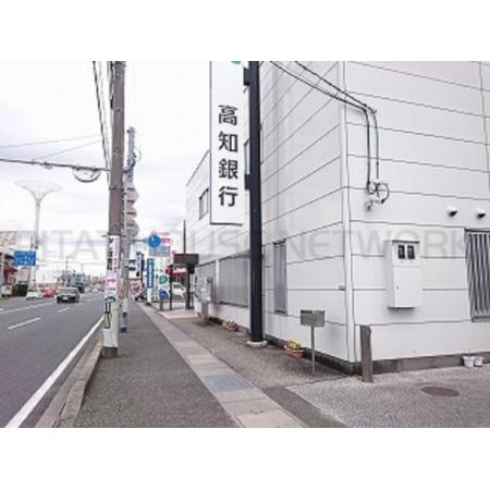 リバ−ジュ　マンション 周辺環境写真5 高知銀行御座支店：412m