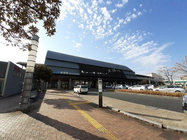 高知駅：8700m