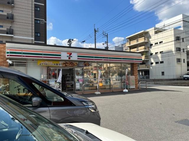 セブンイレブン高知本町2丁目店：832m