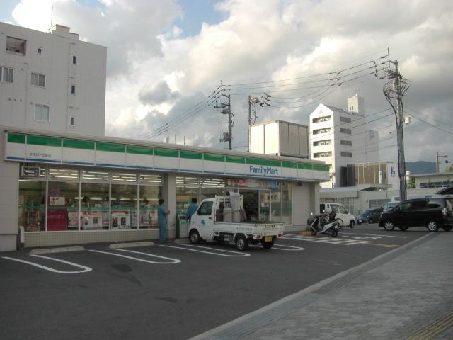 ファミリーマートかるぽーと前店：387m