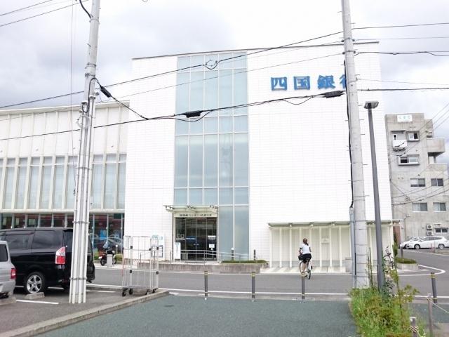 四国銀行よさこい咲都支店：593m