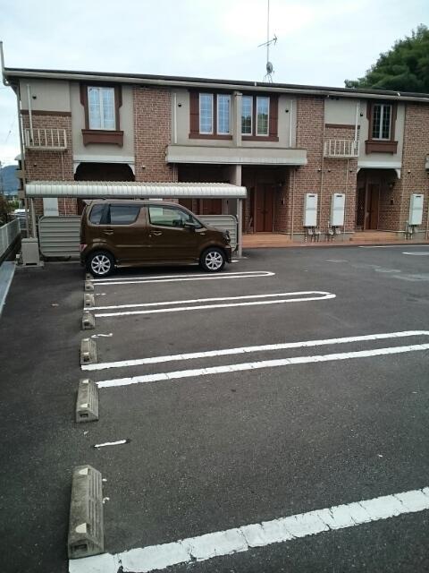 アルバータ（106） 駐車場