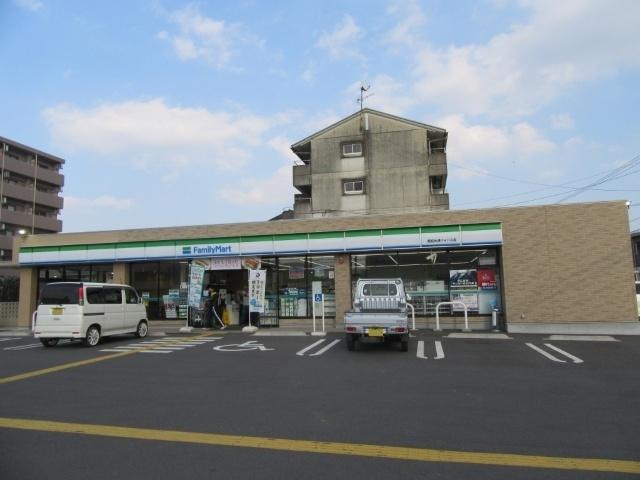 ファミリーマート高知大津バイパス店：596m