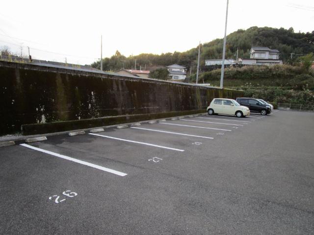 福井ガーデンハイツ　B棟（203） 駐車場