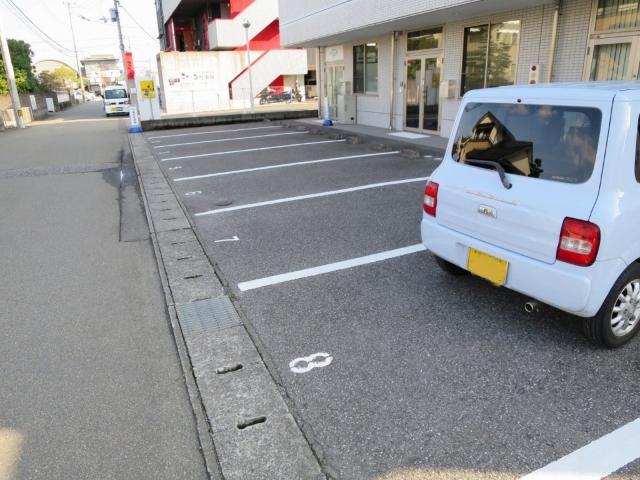 ロイヤル西御座（203） 駐車場