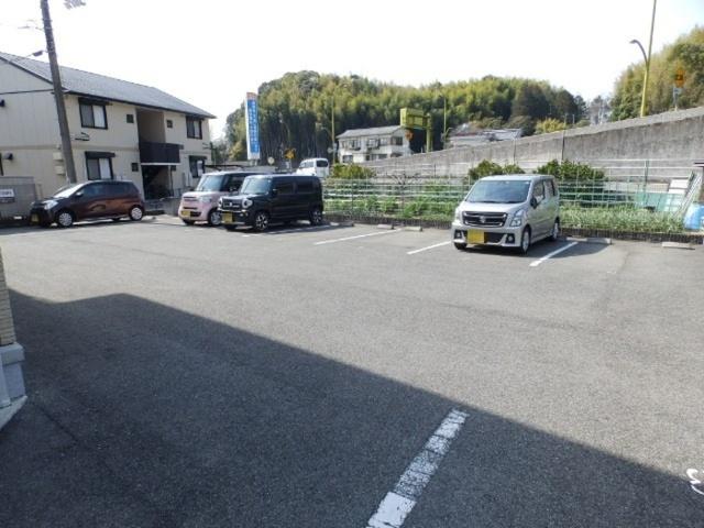 コンフォール薊（202） 駐車場