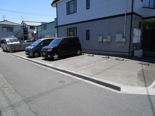 パナシェ・レーヴ（101） 駐車場