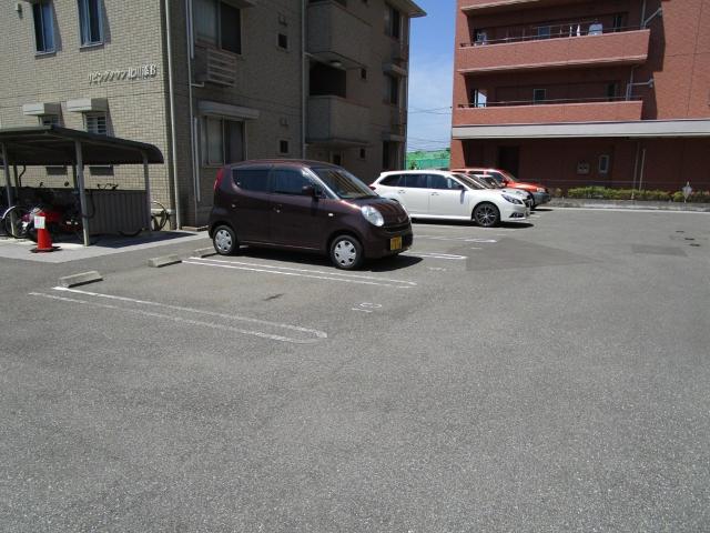 リビングタウン北川添　A棟（A303） 駐車場
