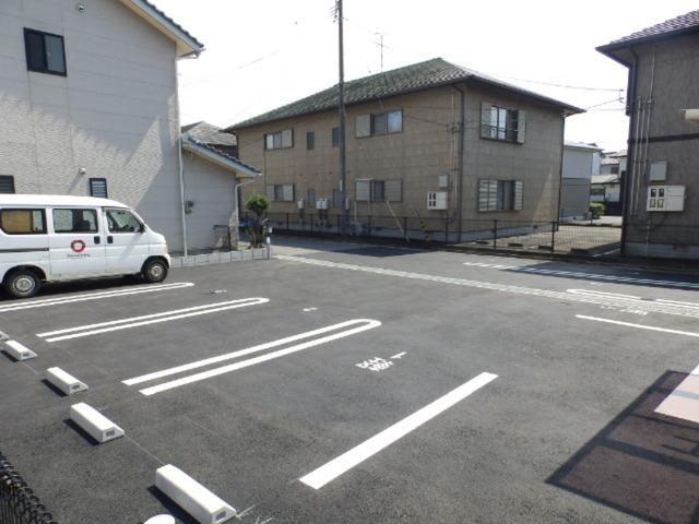 ルリ（102） 駐車場