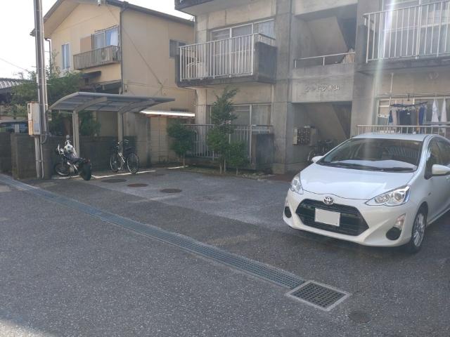 シャトレ青山（202） 駐車場