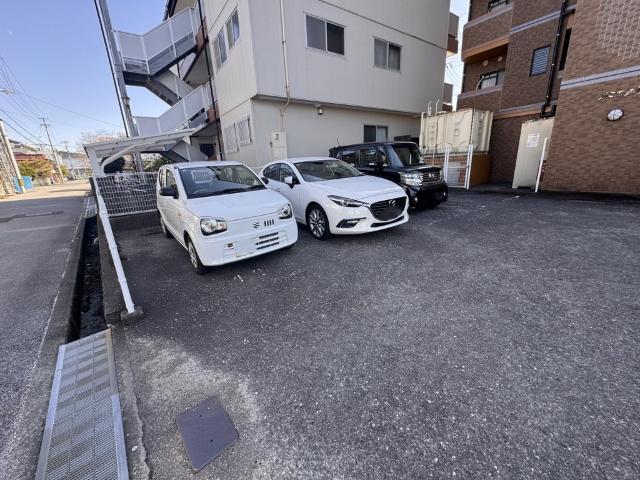 ルミエールⅢ（2B） 駐車場