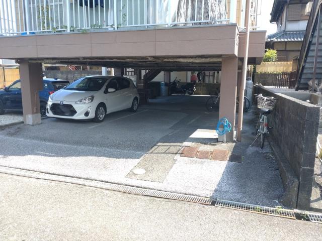 スマイル薊野（201） 駐車場