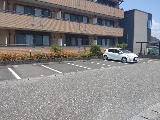 エストデュオ B棟（B301） 駐車場