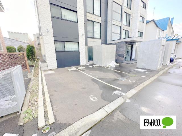 ＭＯＮＡＲＣＨ　ＡＳＡＢＵ（403） 駐車場