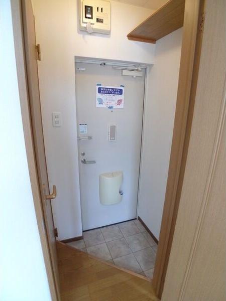 札幌市中央区北二条西アパート 玄関