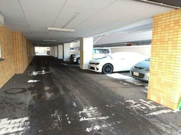 札幌市中央区南八条西マンション 駐車場