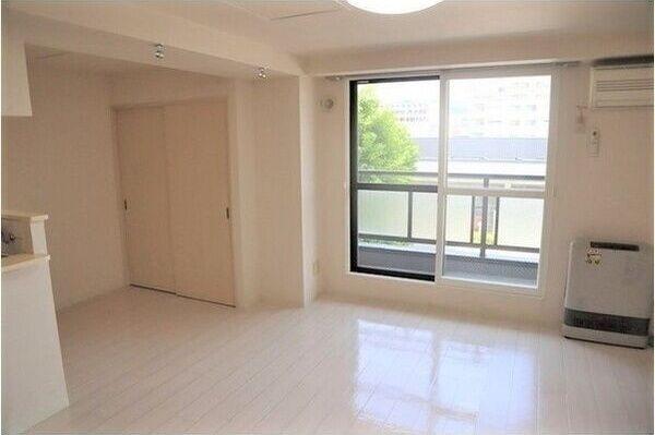 札幌市中央区南八条西マンション リビング