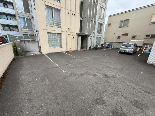 エムプラス山鼻 駐車場