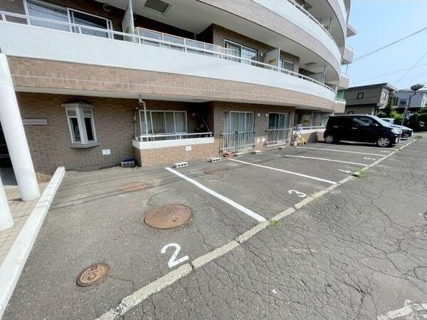 ラークヒルズマンション 駐車場