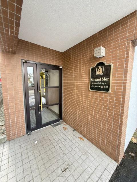 札幌市豊平区平岸三条マンション エントランス