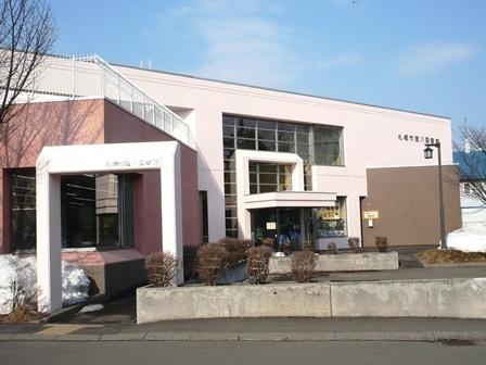 札幌市澄川図書館：964m