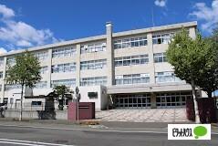 札幌市立厚別中学校：334m