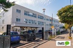 札幌市立西岡小学校：933m