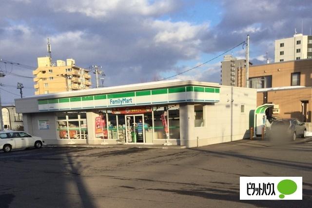 ファミリーマート札幌栄通店：295m